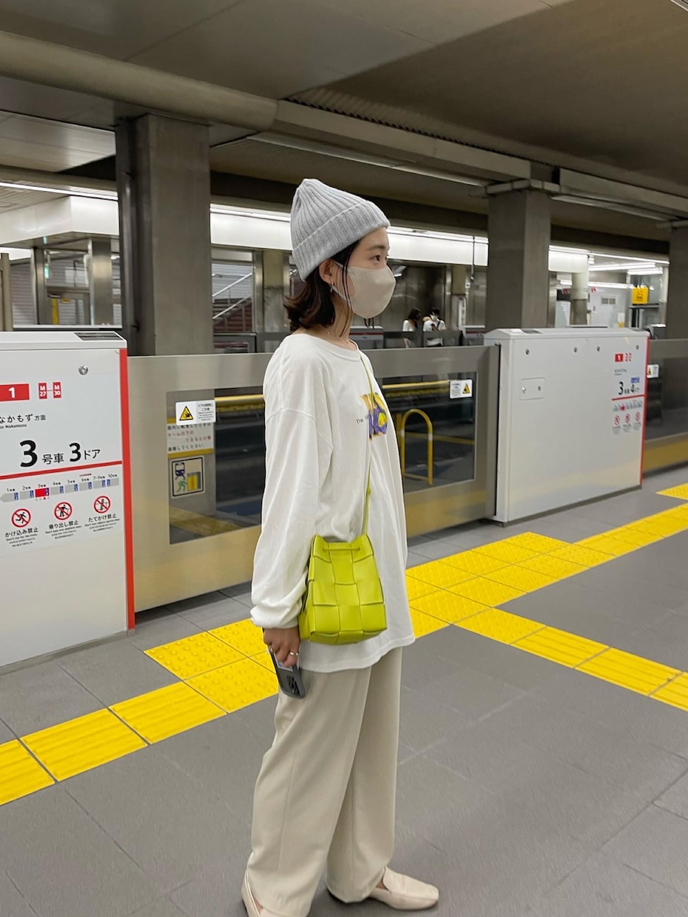 「秋のコーデ、カジュアルコーデ、オトナカジュアル、着回しコーデ、ホワイト、オールホワイト、おしゃれさんと繋がりたい、ootd、スラックス、ボッテガヴェネタ、アダムエロペ(ADAM ET ROPE')、ニット帽」｜「SLOBE IENAのSLOBE ニットキャップ（ニットキャップ/ビーニー、グレー系）」を使った、m.さん（レディース・160cm）の秋コーディネートの2枚目の写真