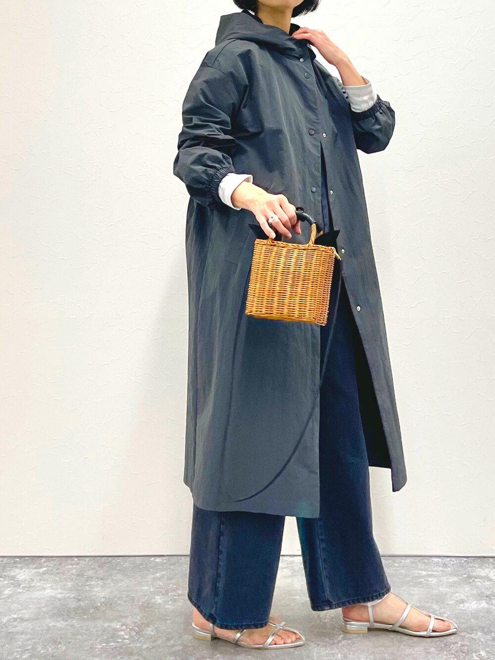 「#春コーデ、大人カジュアル、ラクチンコーデ、春アウター、デニム、オールインワン」｜「NOLLEY’Sの◇【WEB限定】ミニリップストップロングコート（その他アウター、グレー系）」を使った、nol fujiwaraさん（レディース・167cm）の春コーディネートの2枚目の写真