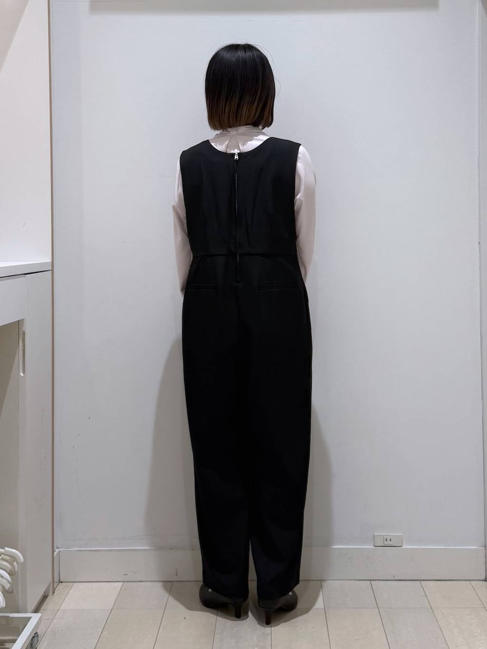 ホワイト系のショルダーバッグ、ピンク系のシャツ/ブラウス、ブラック系のパンプスを着用したレディースの春コーディネートの3枚目の写真