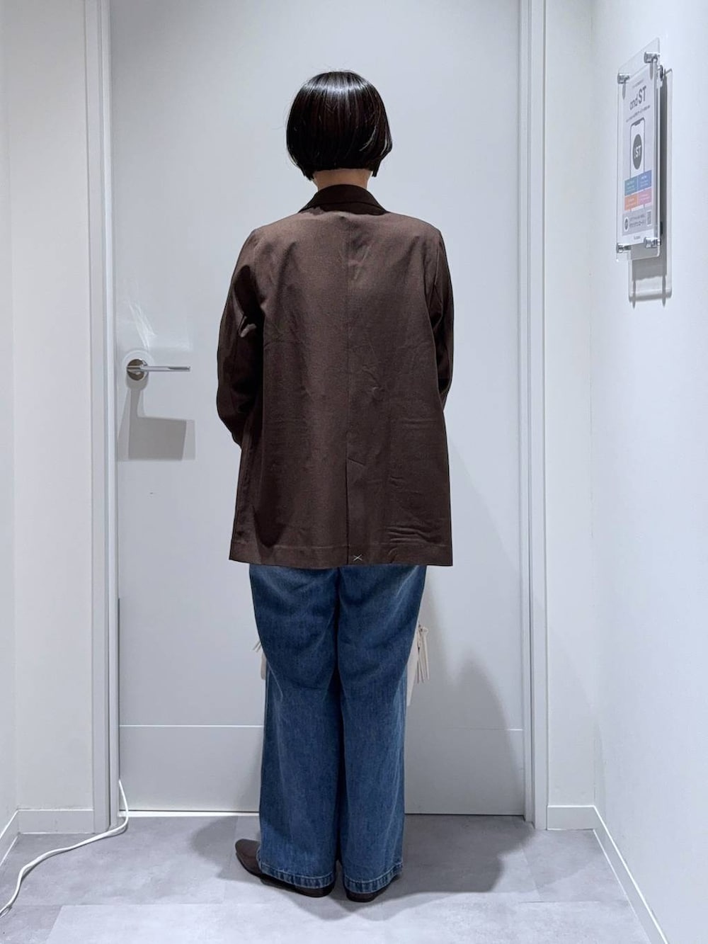 ホワイト系のベスト、レッド系のパンプス、ホワイト系のボストンバッグを着用したレディースの秋コーディネートの3枚目の写真