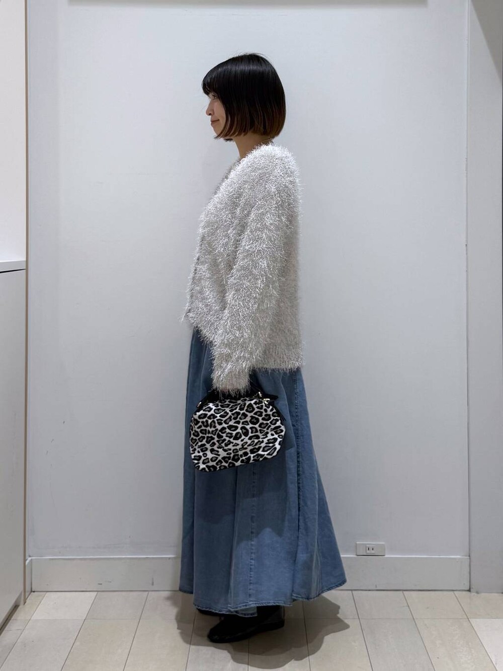 その他のショルダーバッグ、ブラック系のバレエシューズ、ホワイト系のTシャツ/カットソーを着用したレディースの冬コーディネートの2枚目の写真