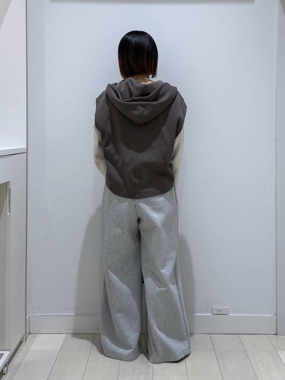 ブラック系のバレエシューズ、ホワイト系のニット/セーター、ブラック系のショルダーバッグを着用したレディースの冬コーディネートの3枚目の写真