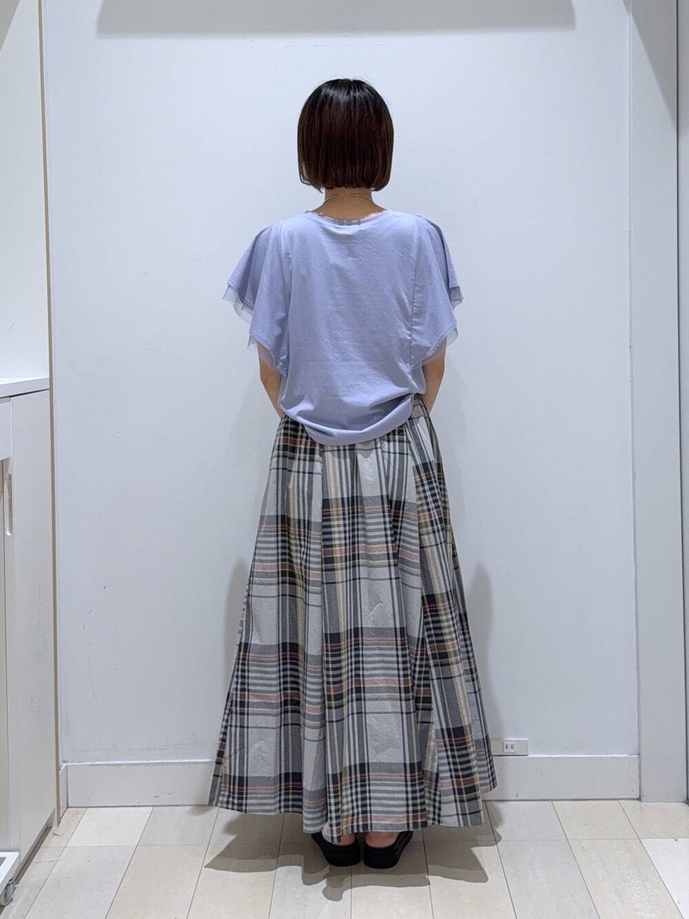 ブラック系のショルダーバッグ、パープル系のTシャツ/カットソー、シルバー系のサンダルを着用したレディースの夏コーディネートの3枚目の写真