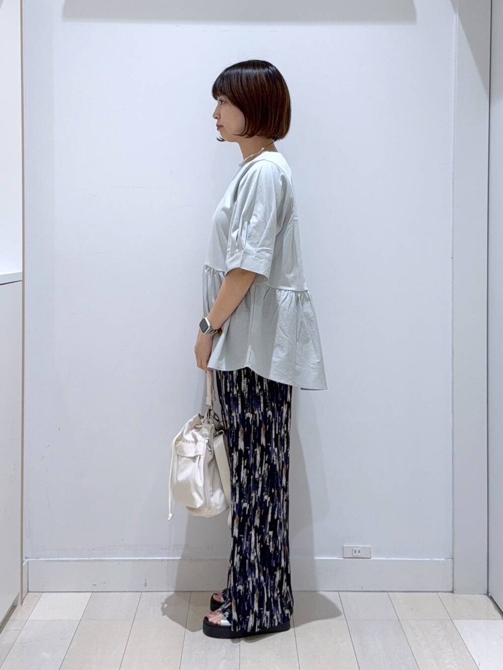 ホワイト系のショルダーバッグ、シルバー系のサンダル、ブラック系のその他パンツを着用したレディースの夏コーディネートの2枚目の写真