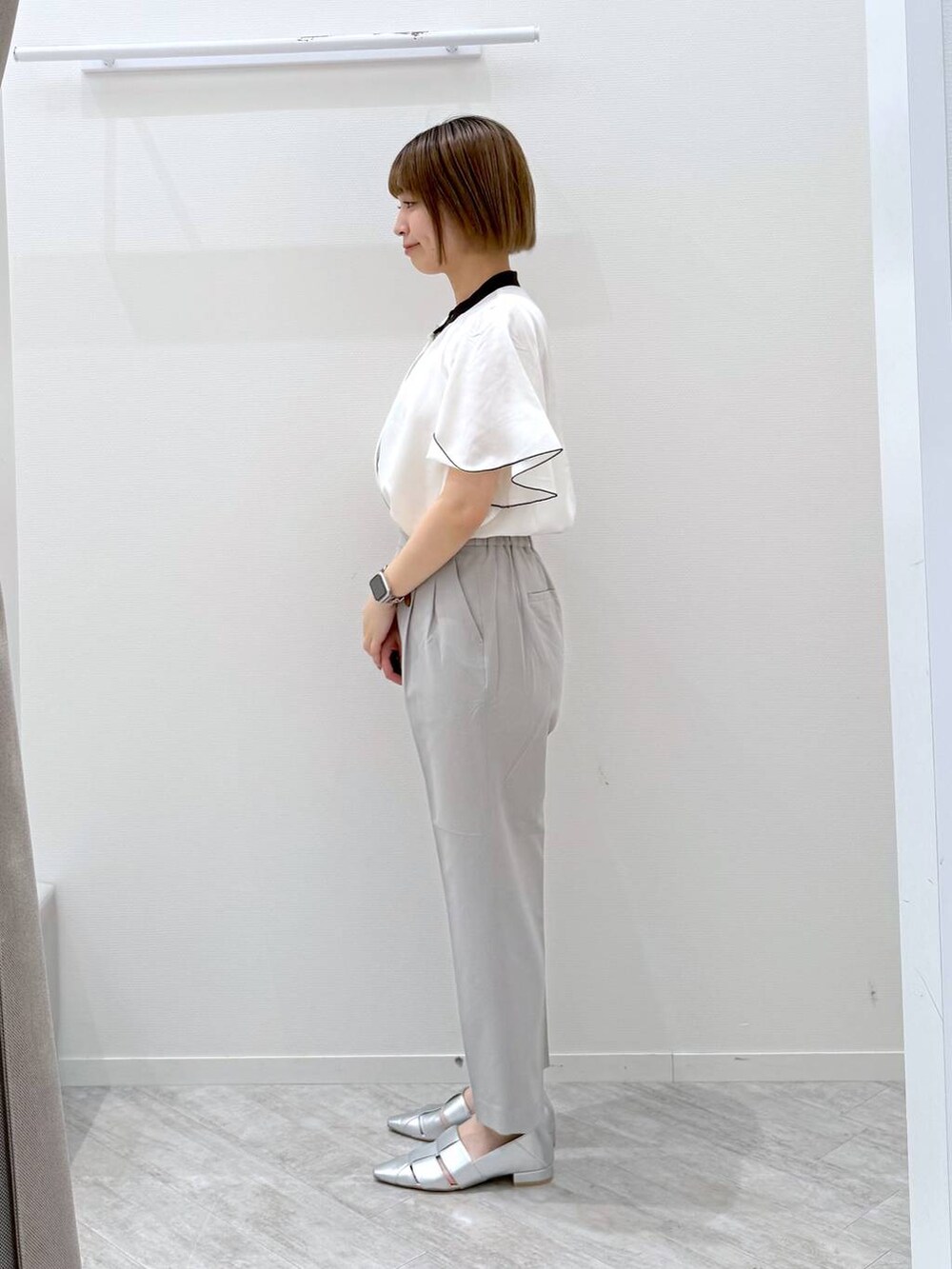 ホワイト系のシャツ/ブラウス、グレー系のその他パンツ、グレー系のパンプスを着用したレディースの春コーディネートの2枚目の写真