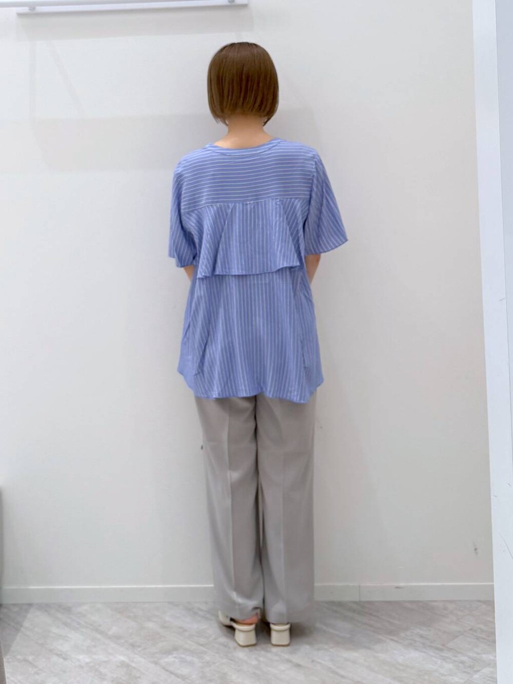 ホワイト系のショルダーバッグ、グレー系のスラックス、その他のシャツ/ブラウスを着用したレディースの春コーディネートの3枚目の写真