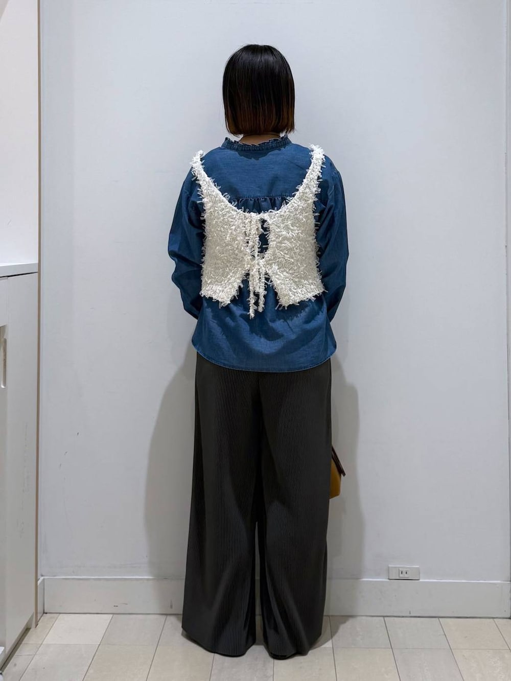 その他のバレエシューズ、ベージュ系のボストンバッグ、ブルー系のシャツ/ブラウスを着用したレディースの春コーディネートの3枚目の写真