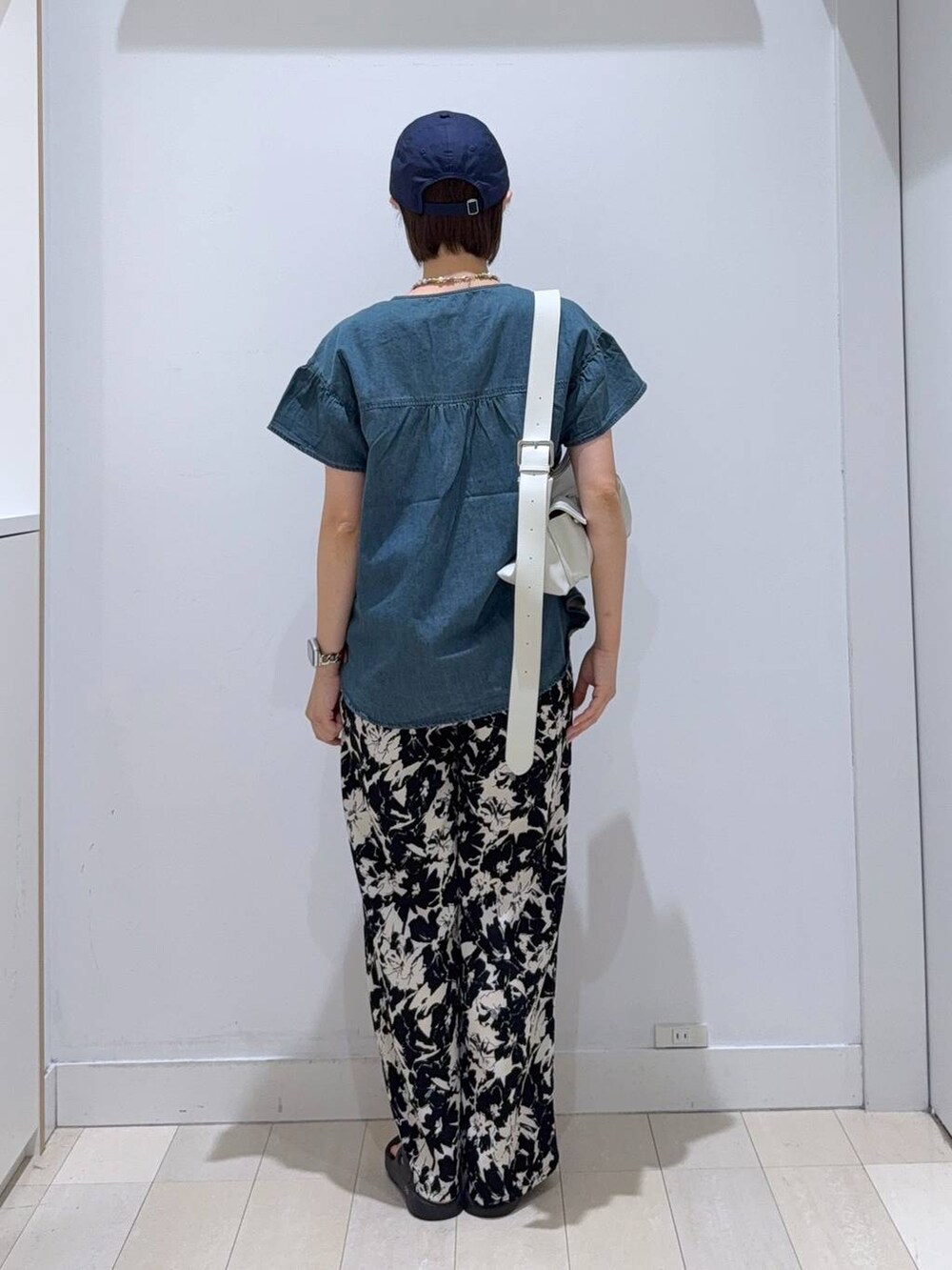 ホワイト系のショルダーバッグ、ブラック系のその他パンツ、ブルー系のシャツ/ブラウスを着用したレディースの夏コーディネートの3枚目の写真