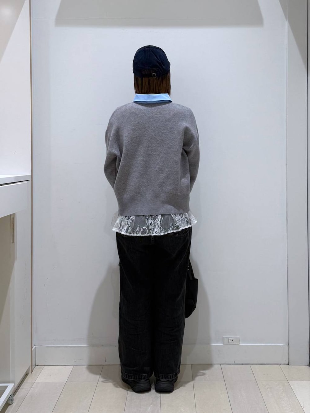 ブラック系のデニムパンツ、ブラック系のバックパック/リュック、グリーン系のその他シューズを着用したレディースの冬コーディネートの3枚目の写真