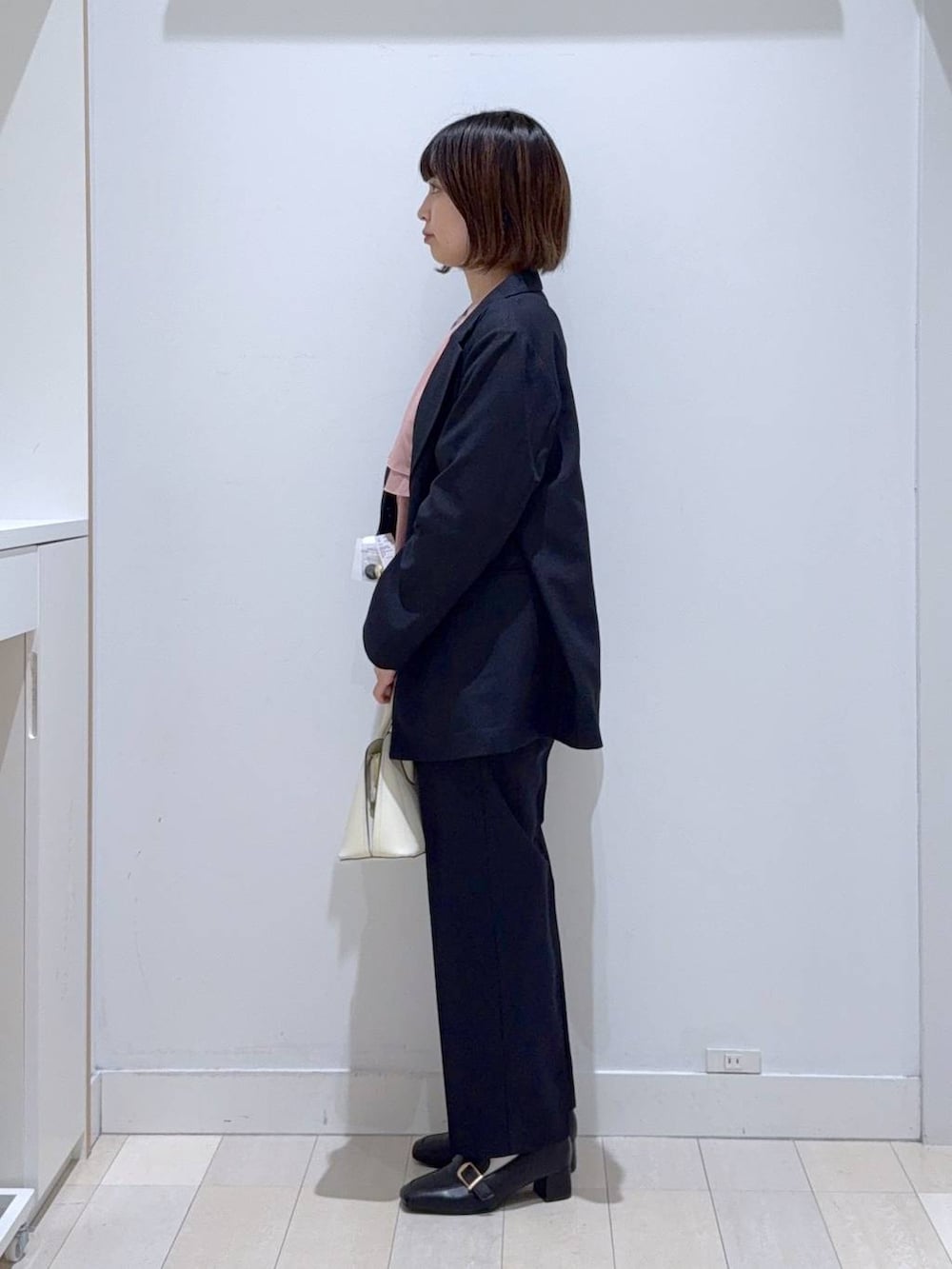 「体型カバー、きれいめ、ゆったり、Play九州_GLOBAL WORK、着痩せ、GLOBAL WORK、着痩せ・細見え、秋コーデ、セットアップ、ジャケット、パンツ、ブラウス」｜「GLOBAL WORKのらくっションヒールローファー/136033（ローファー、ブラック系）」を使った、mnk1018さん（レディース・158cm）の秋コーディネートの3枚目の写真