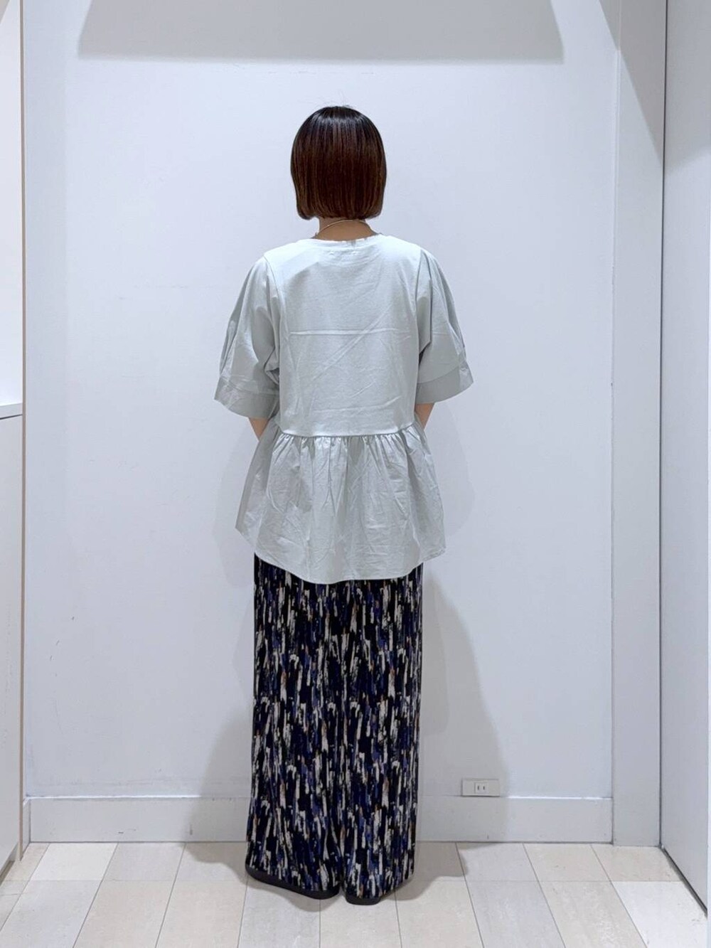 ホワイト系のショルダーバッグ、シルバー系のサンダル、ブラック系のその他パンツを着用したレディースの夏コーディネートの3枚目の写真