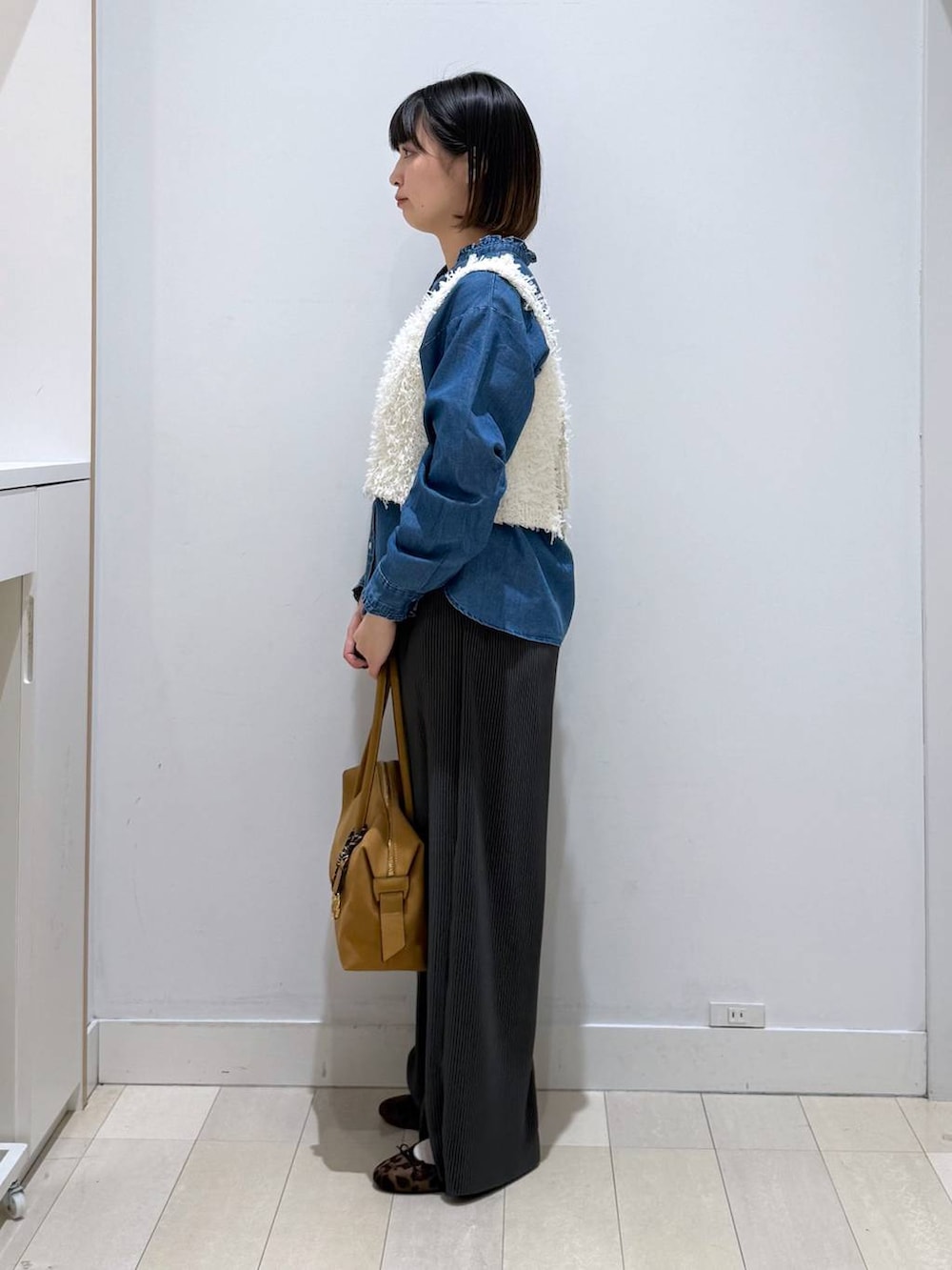 その他のバレエシューズ、ベージュ系のボストンバッグ、ブルー系のシャツ/ブラウスを着用したレディースの春コーディネートの2枚目の写真