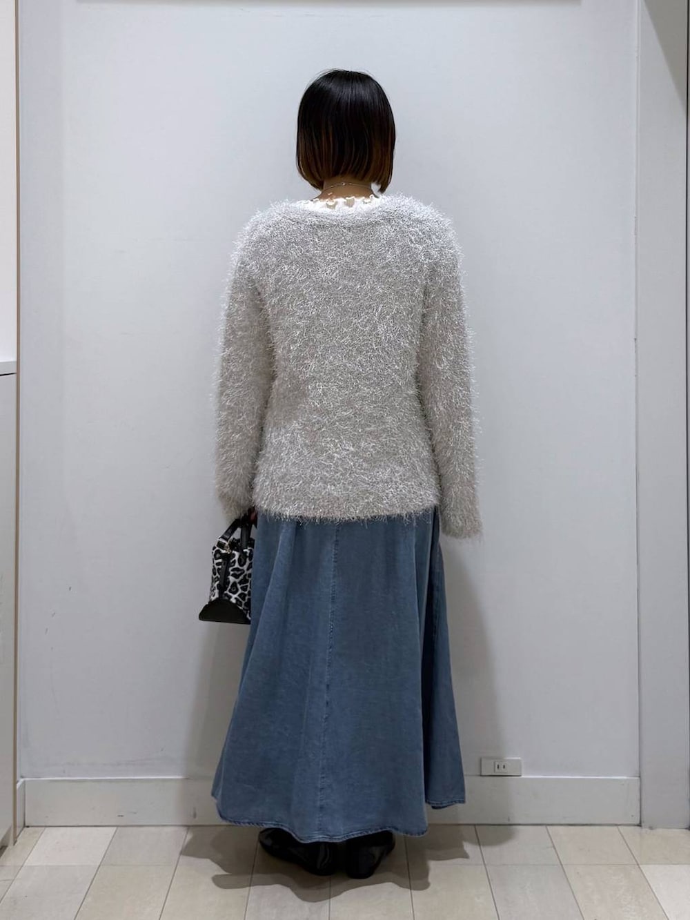 その他のショルダーバッグ、ブラック系のバレエシューズ、ホワイト系のTシャツ/カットソーを着用したレディースの冬コーディネートの3枚目の写真