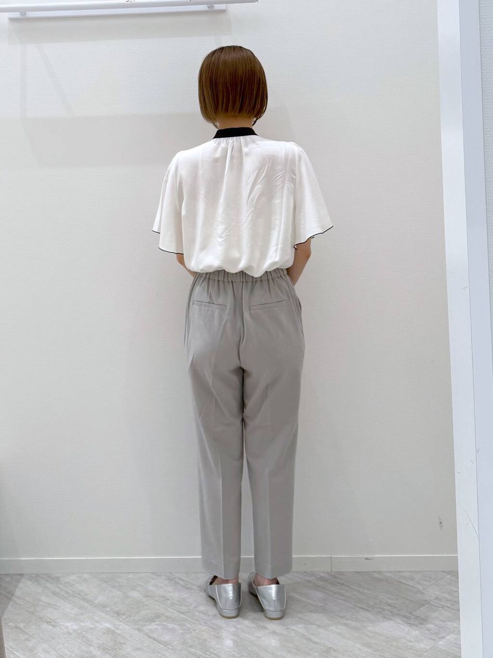 ホワイト系のシャツ/ブラウス、グレー系のその他パンツ、グレー系のパンプスを着用したレディースの春コーディネートの3枚目の写真