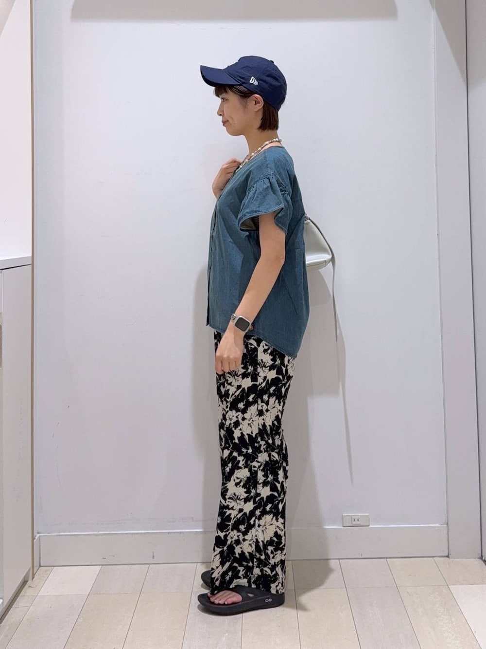 ホワイト系のショルダーバッグ、ブラック系のその他パンツ、ブルー系のシャツ/ブラウスを着用したレディースの夏コーディネートの2枚目の写真