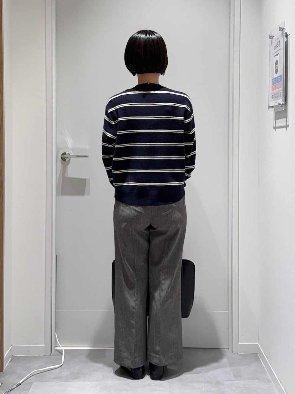ブラック系のトートバッグ、グレー系のその他パンツ、ブルー系のカーディガン/ボレロを着用したレディースの秋コーディネートの3枚目の写真