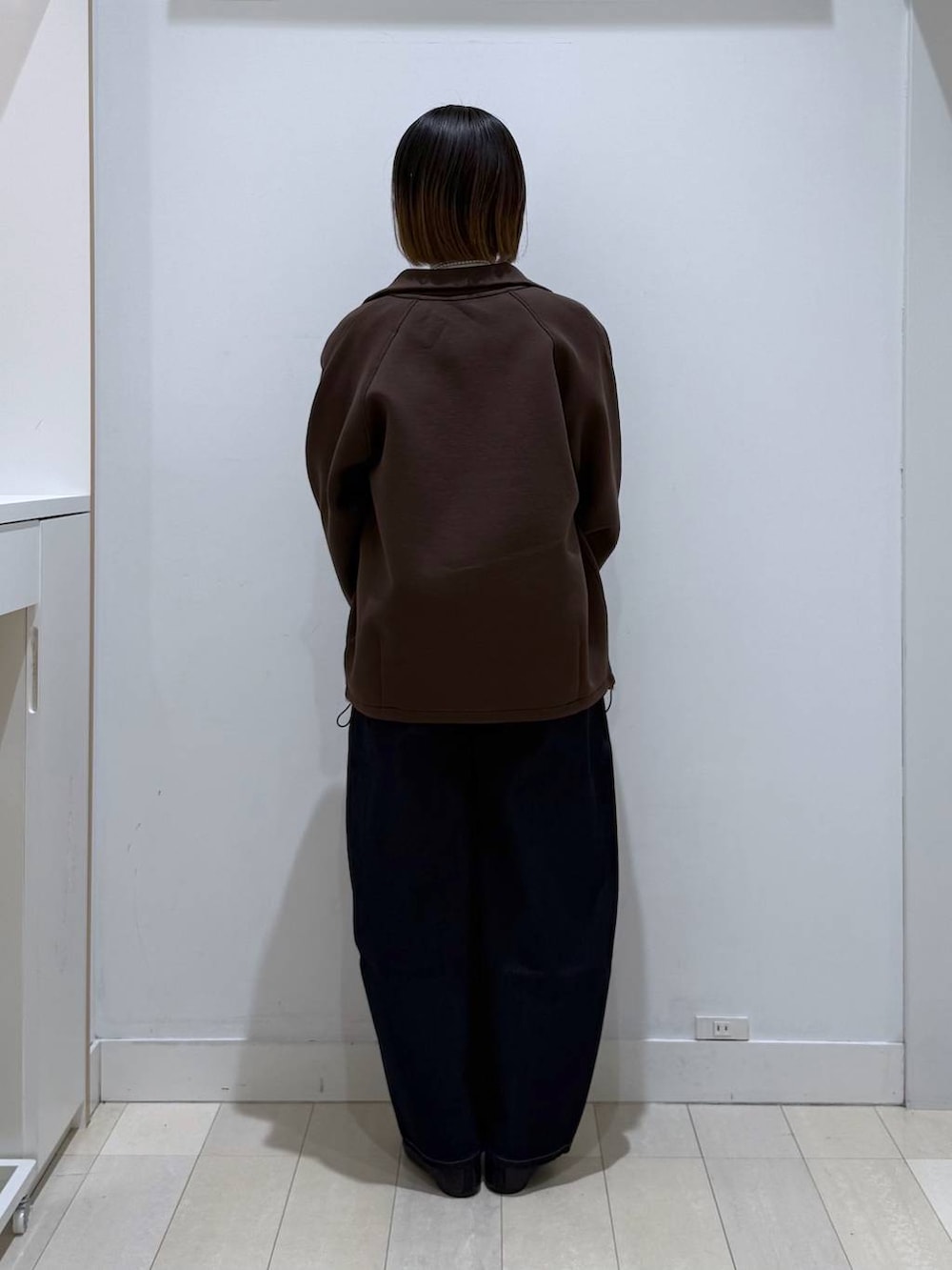 ブラック系のバレエシューズ、ベージュ系のトートバッグ、ブルー系のデニムパンツを着用したレディースの冬コーディネートの3枚目の写真