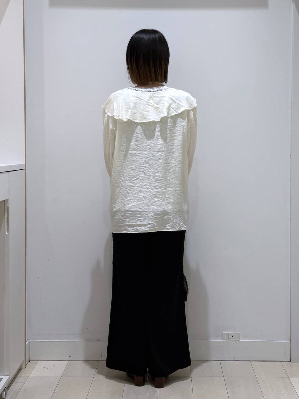 ブラウン系のローファー、ブラック系のショルダーバッグ、ホワイト系のTシャツ/カットソーを着用したレディースの春コーディネートの3枚目の写真