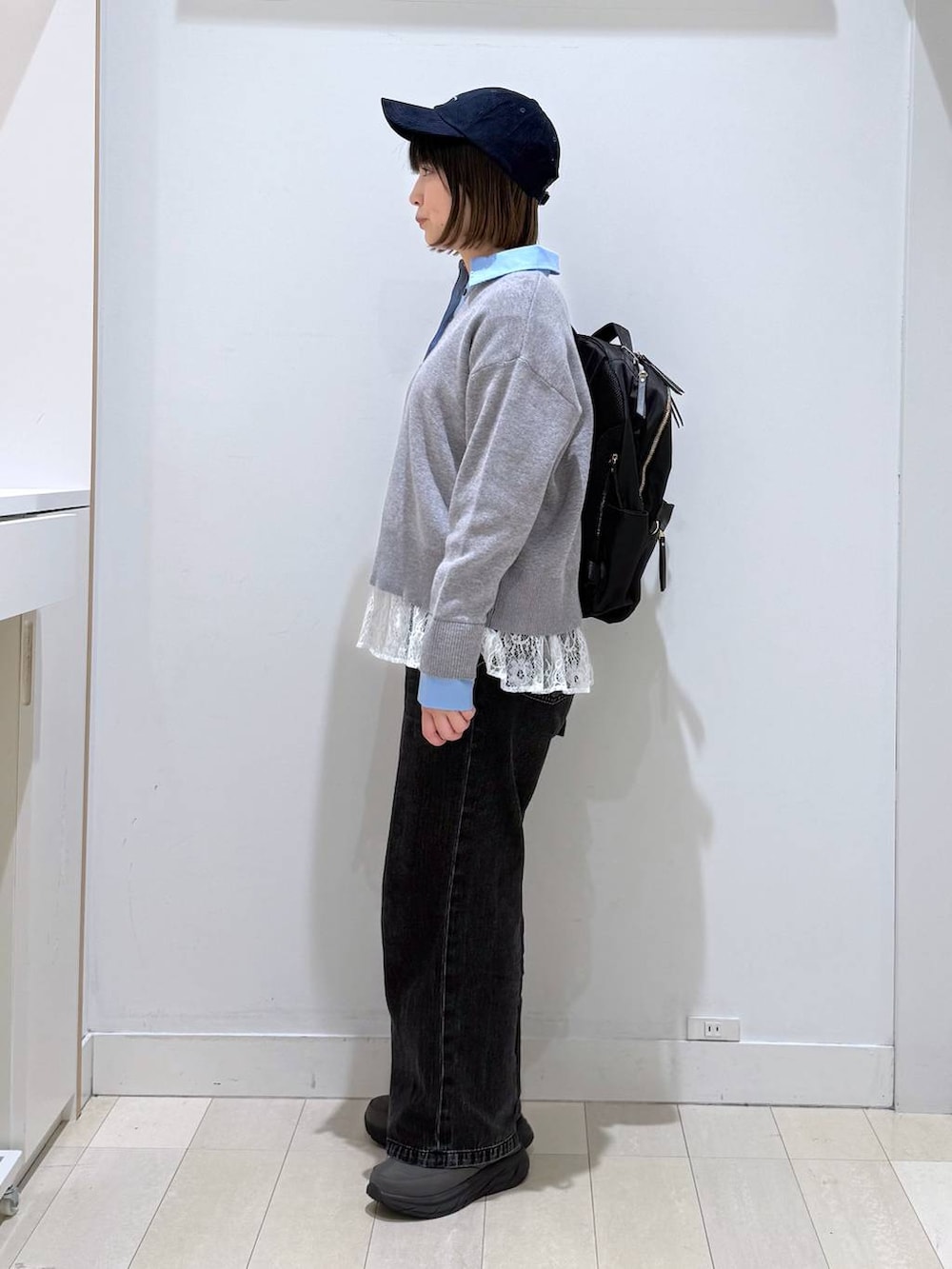 ブラック系のデニムパンツ、ブラック系のバックパック/リュック、グリーン系のその他シューズを着用したレディースの冬コーディネートの2枚目の写真