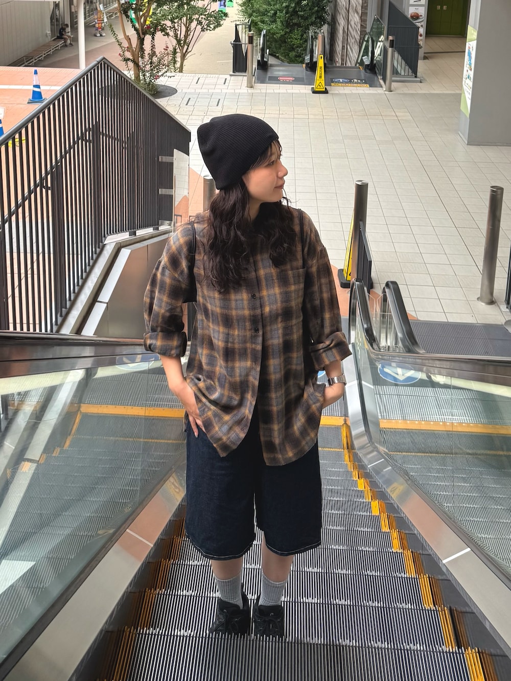 グレー系のシャツ/ブラウス、ブルー系のデニムパンツ、ブラック系のバックパック/リュックを着用したレディースの秋コーディネートの3枚目の写真