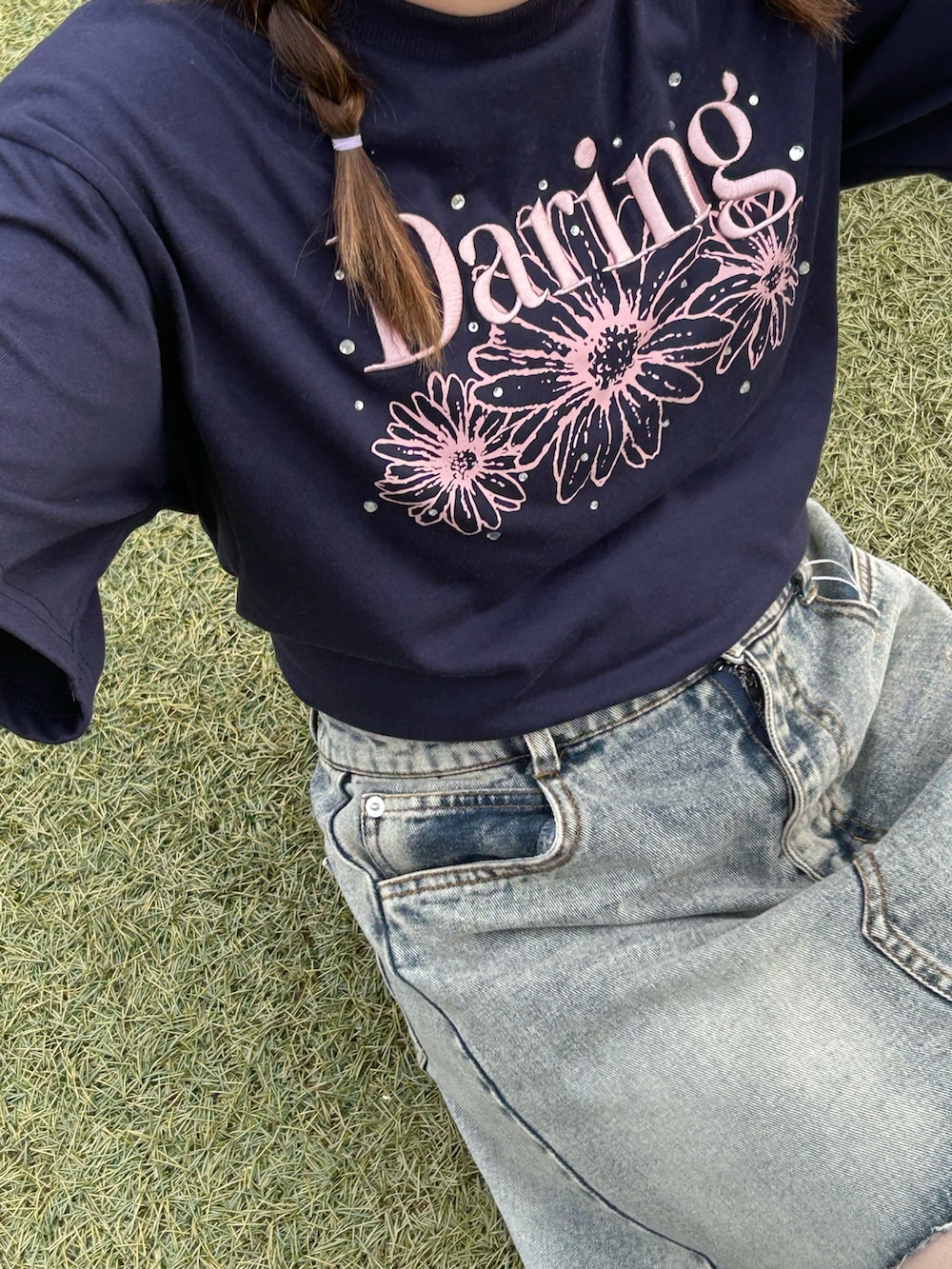「INGNI、INGNIスタッフ、ロゴT、厚底シューズ、夏コーデ、デニムスカート」｜「INGNIのフラワーロゴTシャツ（Tシャツ/カットソー、ブルー系）」を使った、murさん（レディース・156cm）の夏コーディネートの2枚目の写真