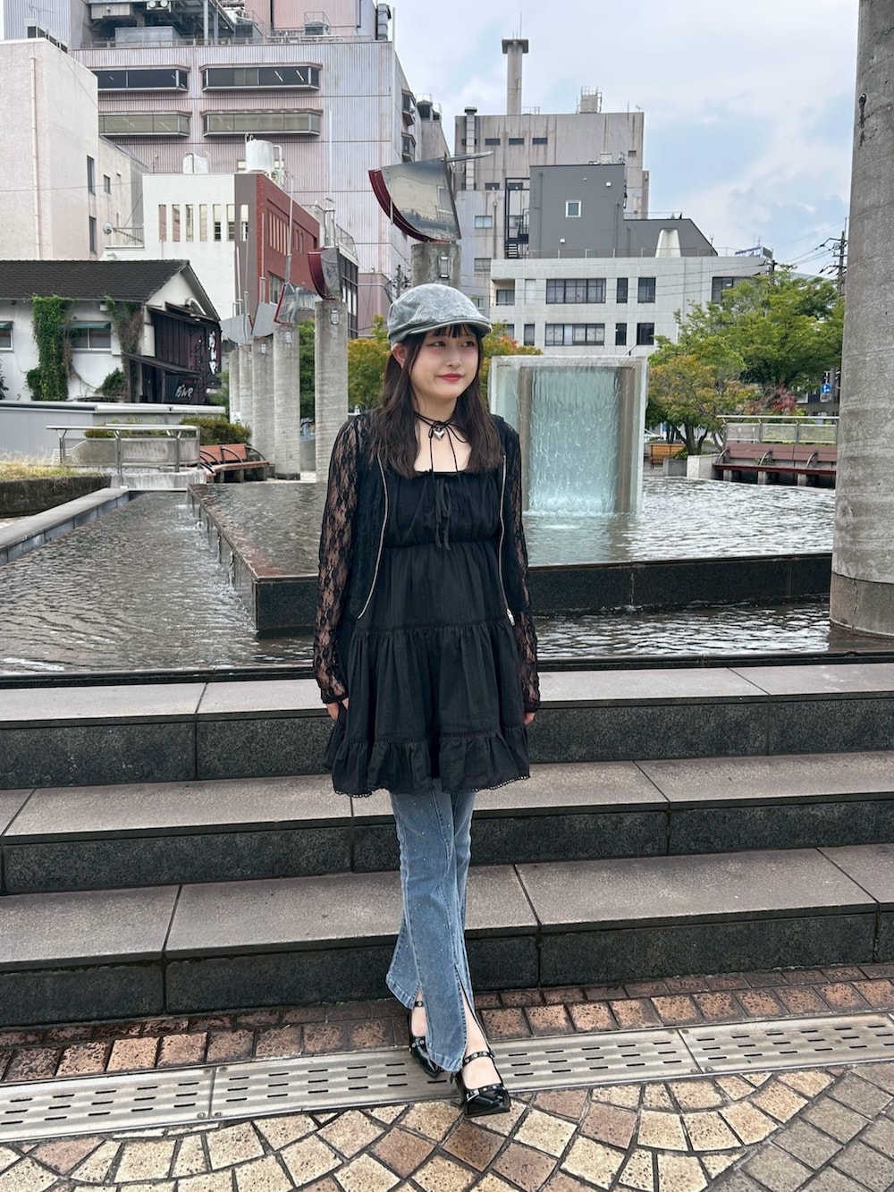 「INGNI、INGNIコーデ、INGNIスタッフ、甘辛ミックス、フレアパンツ、フレアデニム、ハンチング帽、レイヤードスタイル、ストリートMIX」｜「INGNIのコットンレースティアードミニキャミワンピース（ワンピース、ブラック系）」を使った、murさん（レディース・156cm）の夏コーディネートの2枚目の写真