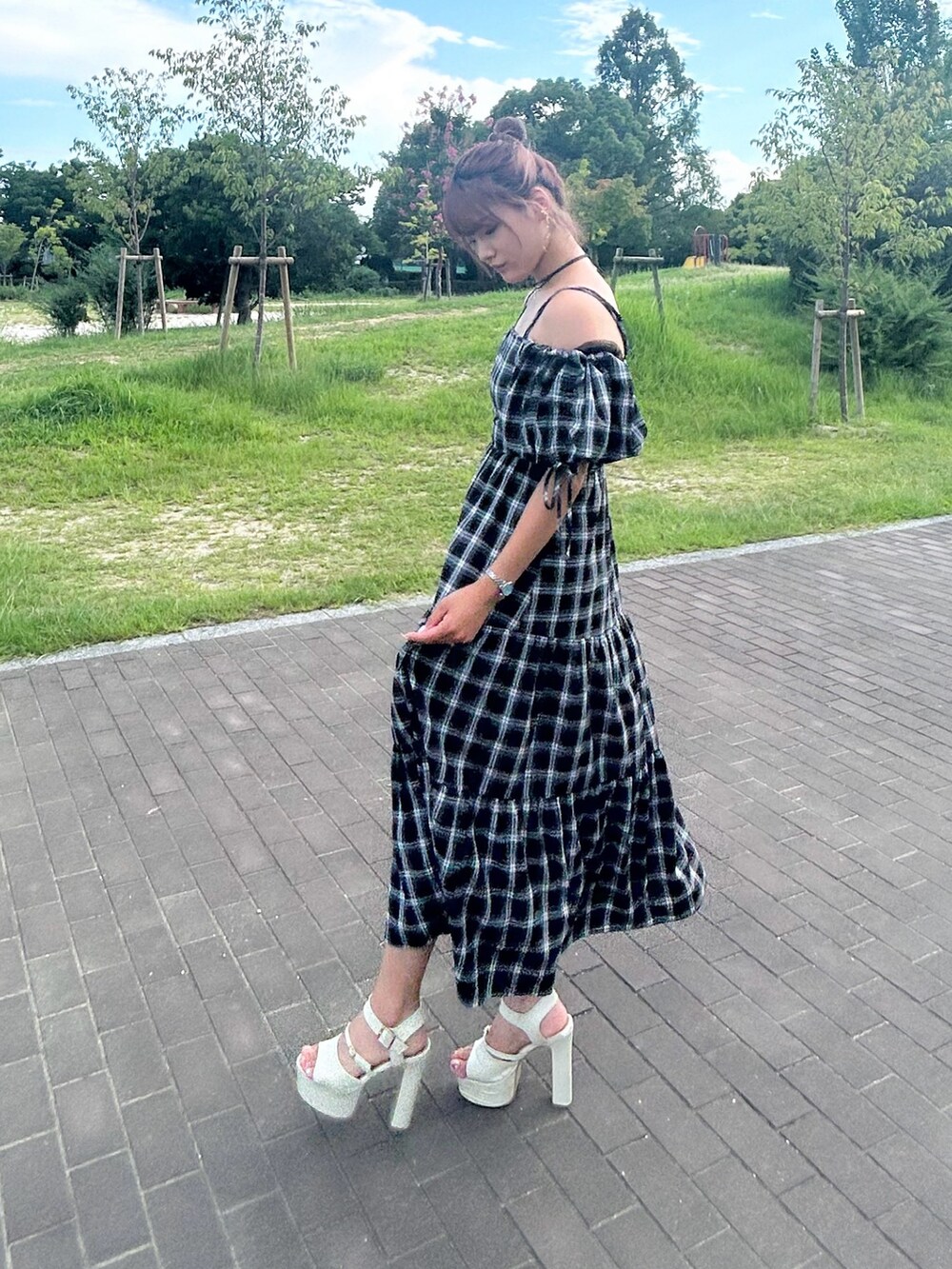 ブルー系のワンピースを着用したレディースの夏コーディネートの4枚目の写真