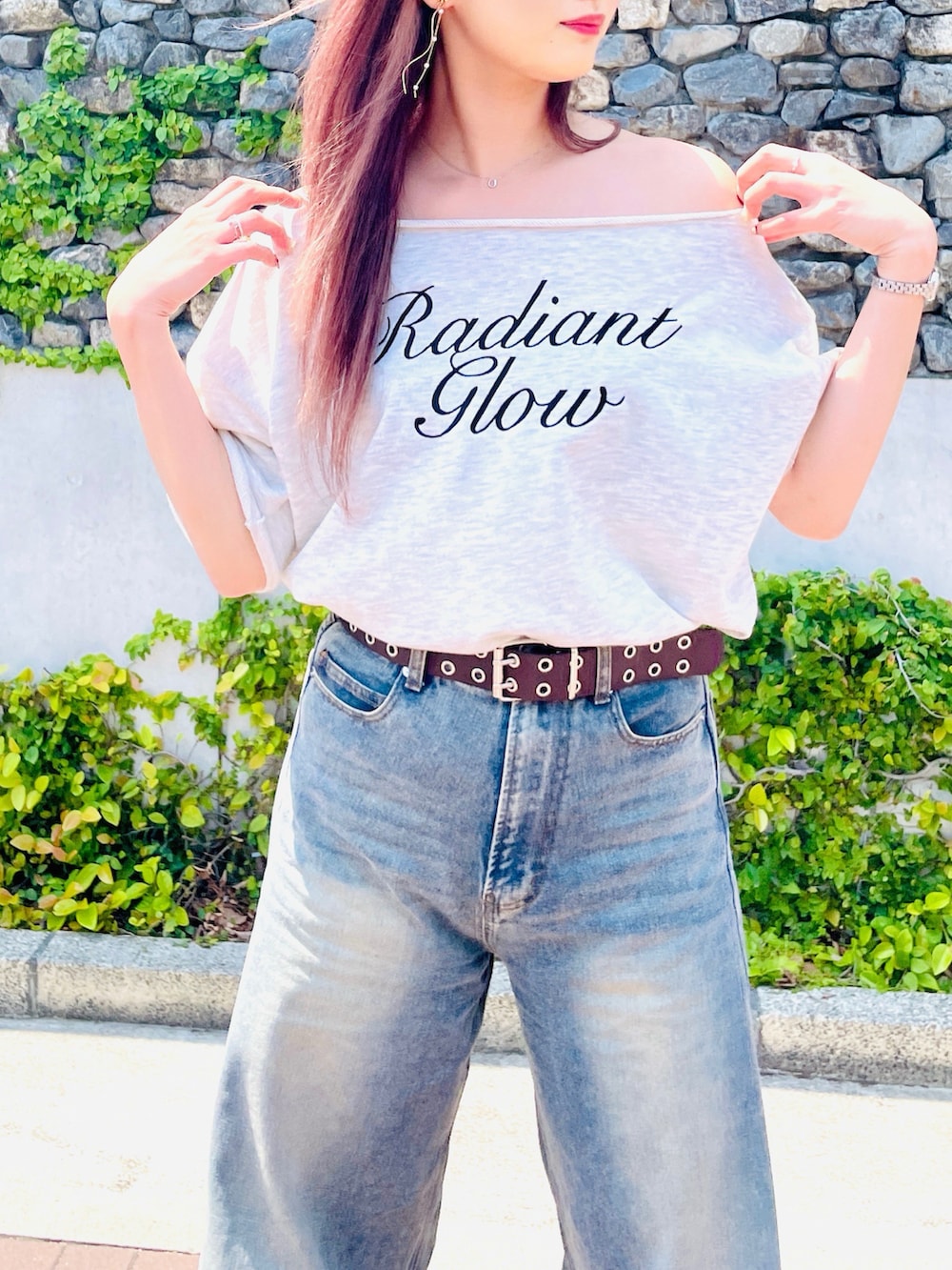 ブルー系のデニムパンツ、ベージュ系のTシャツ/カットソーを着用したレディースの夏コーディネートの3枚目の写真