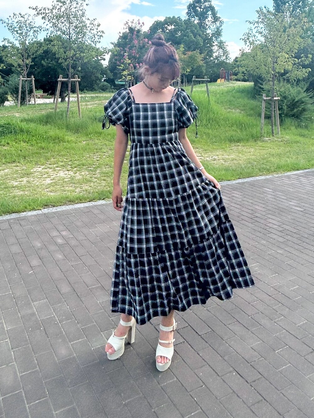 ブルー系のワンピースを着用したレディースの夏コーディネートの3枚目の写真