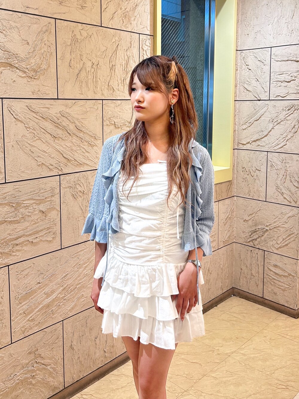 ホワイト系のワンピース、ブルー系のカーディガン/ボレロを着用したレディースの夏コーディネートの2枚目の写真