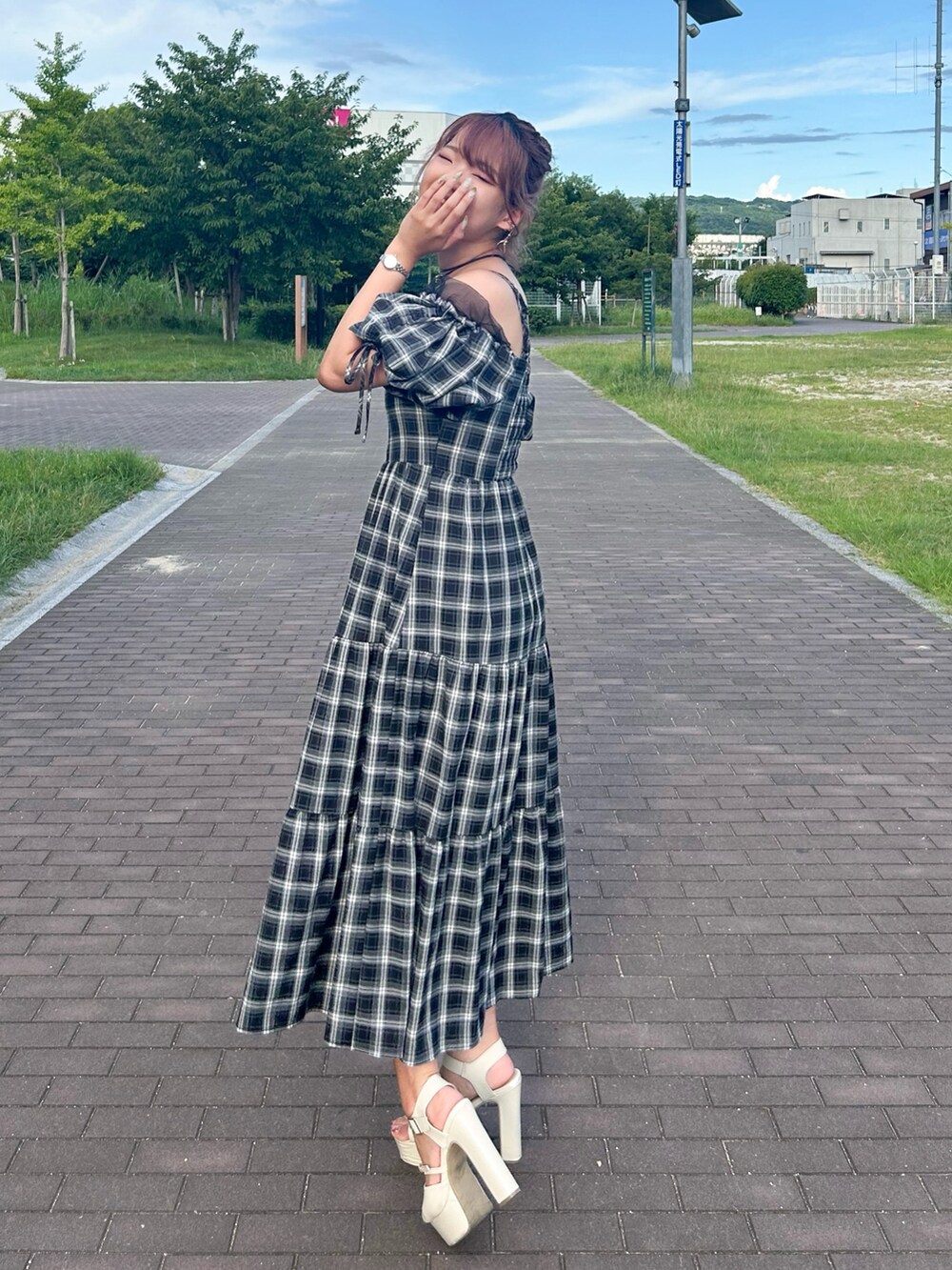 ブルー系のワンピースを着用したレディースの夏コーディネートの5枚目の写真