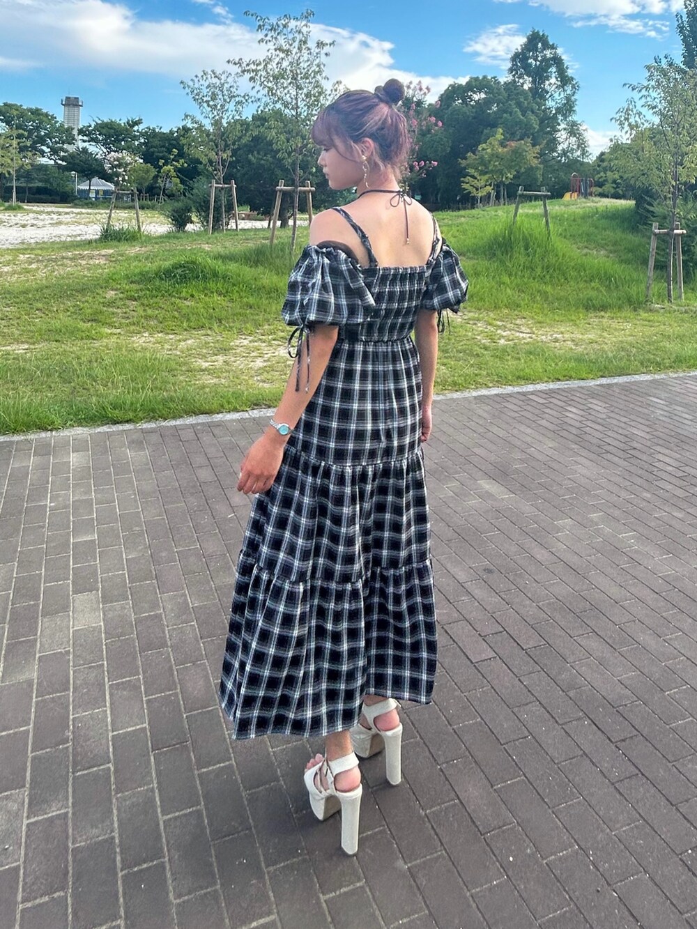 ブルー系のワンピースを着用したレディースの夏コーディネートの2枚目の写真