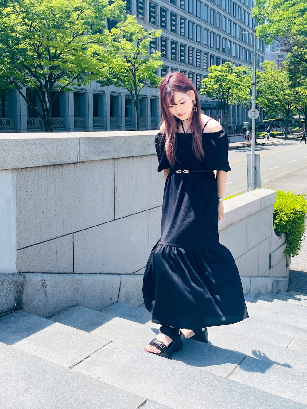 ブラック系のワンピースを着用したレディースの春コーディネートの2枚目の写真