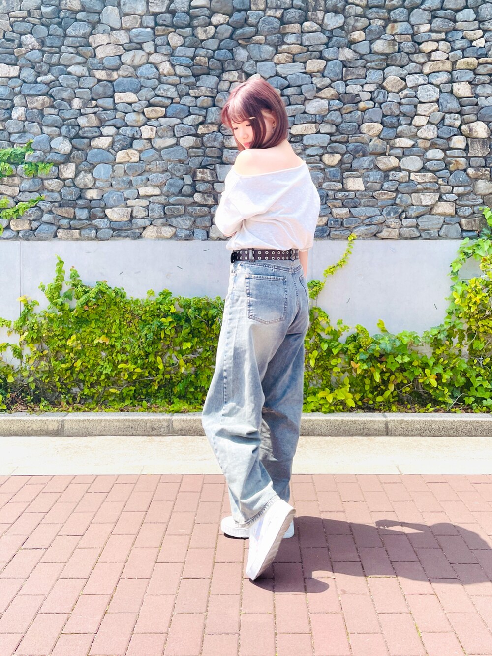 ブルー系のデニムパンツ、ベージュ系のTシャツ/カットソーを着用したレディースの夏コーディネートの2枚目の写真