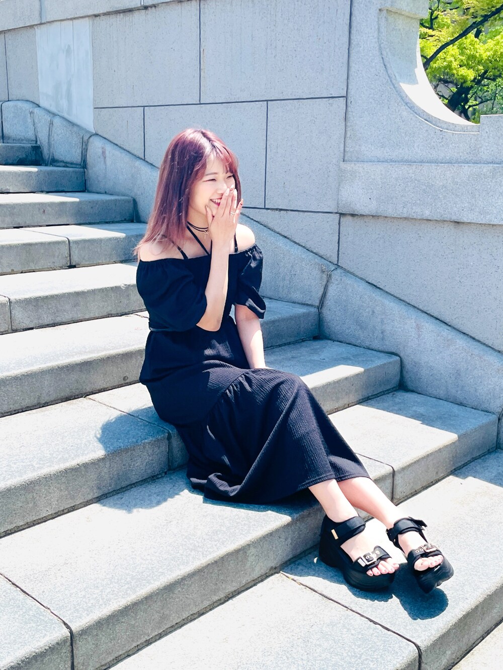 ブラック系のワンピースを着用したレディースの春コーディネートの4枚目の写真