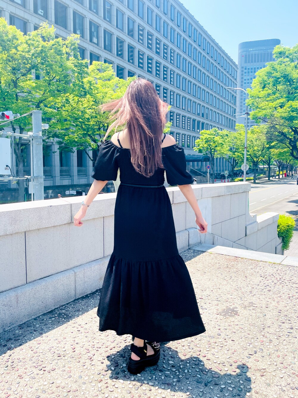 ブラック系のワンピースを着用したレディースの春コーディネートの3枚目の写真