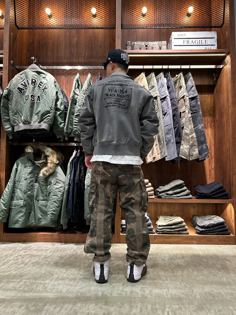 グリーン系のカーゴパンツ、グレー系のブルゾンを着用したメンズの冬コーディネートの2枚目の写真