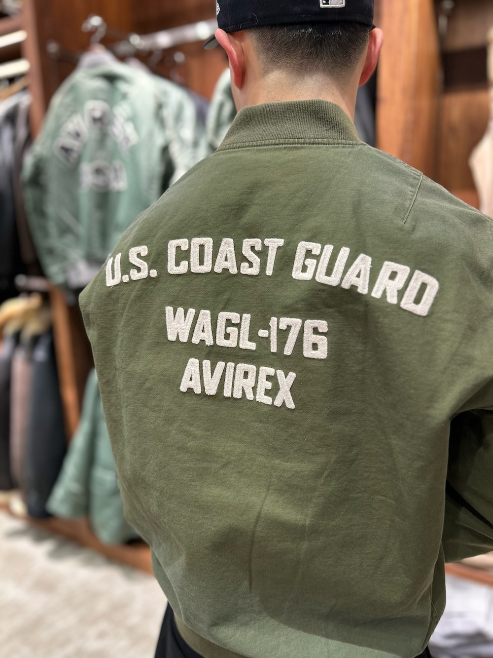 ブラック系のスウェットパンツ、グリーン系のMA-1を着用したメンズの冬コーディネートの3枚目の写真