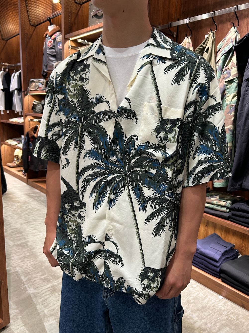 「柄シャツ、AVIREX、お出かけコーデ、クロップドパンツ、夏コーデ、アロハシャツ、白Tシャツ、半袖シャツ、海コーデ、AVIREX海老名」｜「AVIREXのALOHA SHIRT "TIGER & PALM TREE" / アロハシャツ "タイガー＆ パームツリー" / AVIREX / アヴィレックス（シャツ/ブラウス、ホワイト系）」を使った、FUUGAさん（メンズ・173cm）の夏コーディネートの3枚目の写真