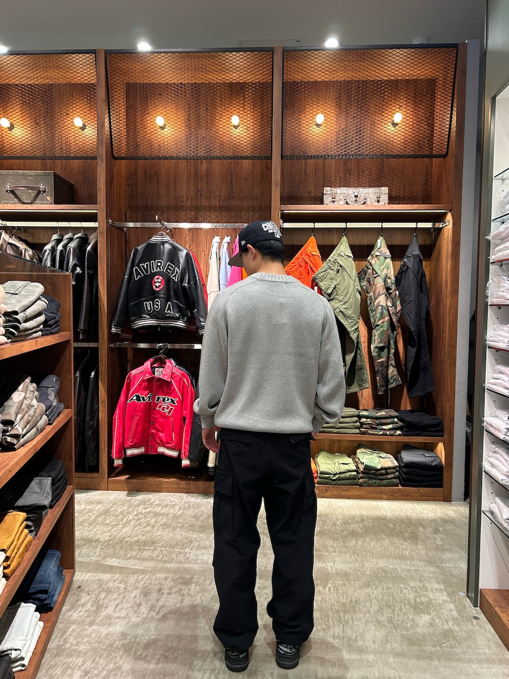 ブラック系のカーゴパンツ、グレー系のニット/セーターを着用したメンズの秋コーディネートの2枚目の写真