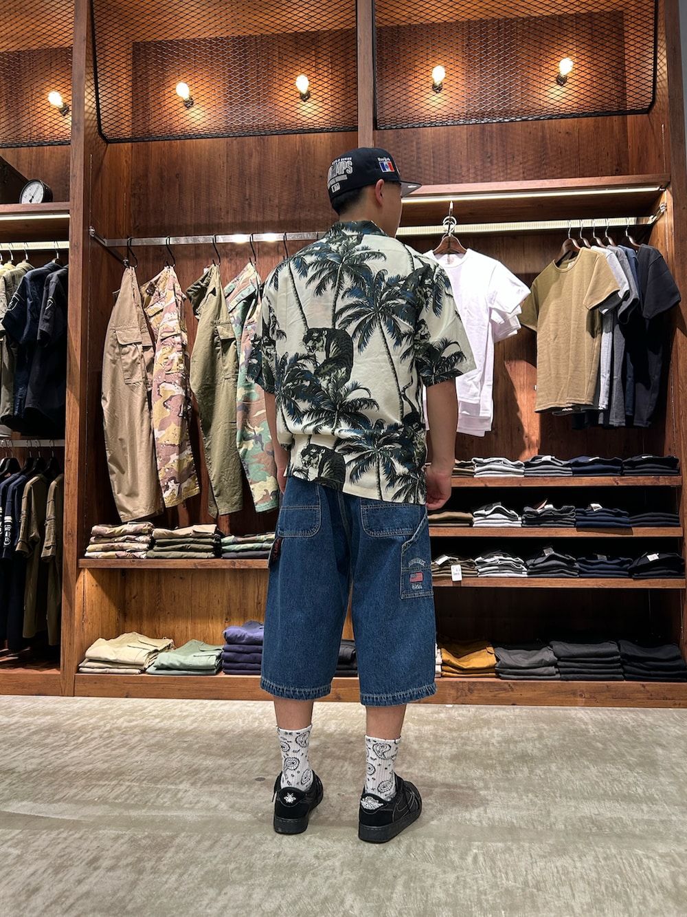 「柄シャツ、AVIREX、お出かけコーデ、クロップドパンツ、夏コーデ、アロハシャツ、白Tシャツ、半袖シャツ、海コーデ、AVIREX海老名」｜「AVIREXのALOHA SHIRT "TIGER & PALM TREE" / アロハシャツ "タイガー＆ パームツリー" / AVIREX / アヴィレックス（シャツ/ブラウス、ホワイト系）」を使った、FUUGAさん（メンズ・173cm）の夏コーディネートの2枚目の写真