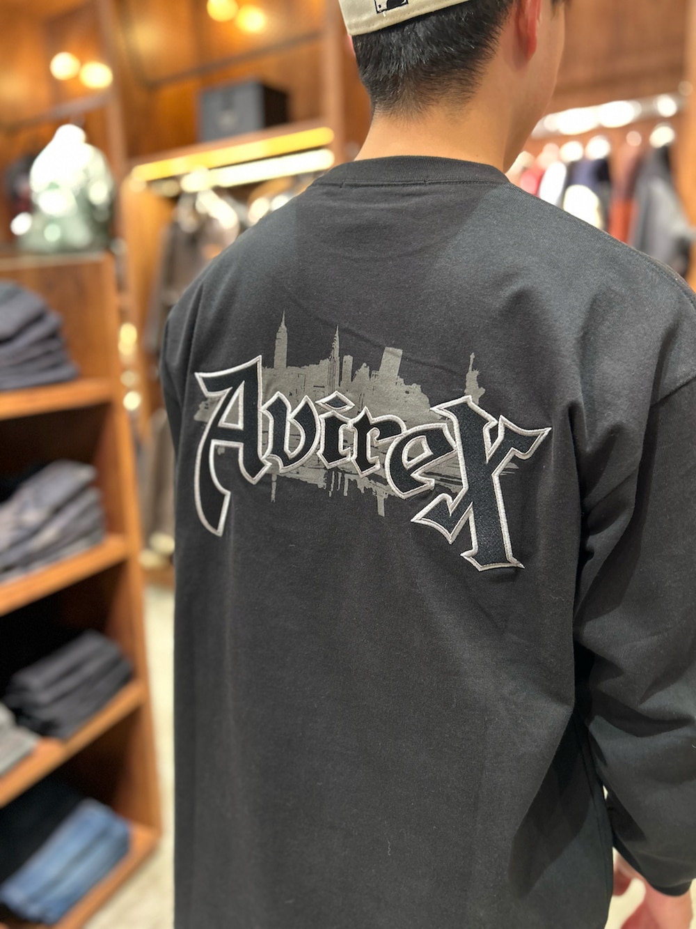 グリーン系のパンツ、ブラック系のTシャツ/カットソーを着用したメンズの秋コーディネートの3枚目の写真