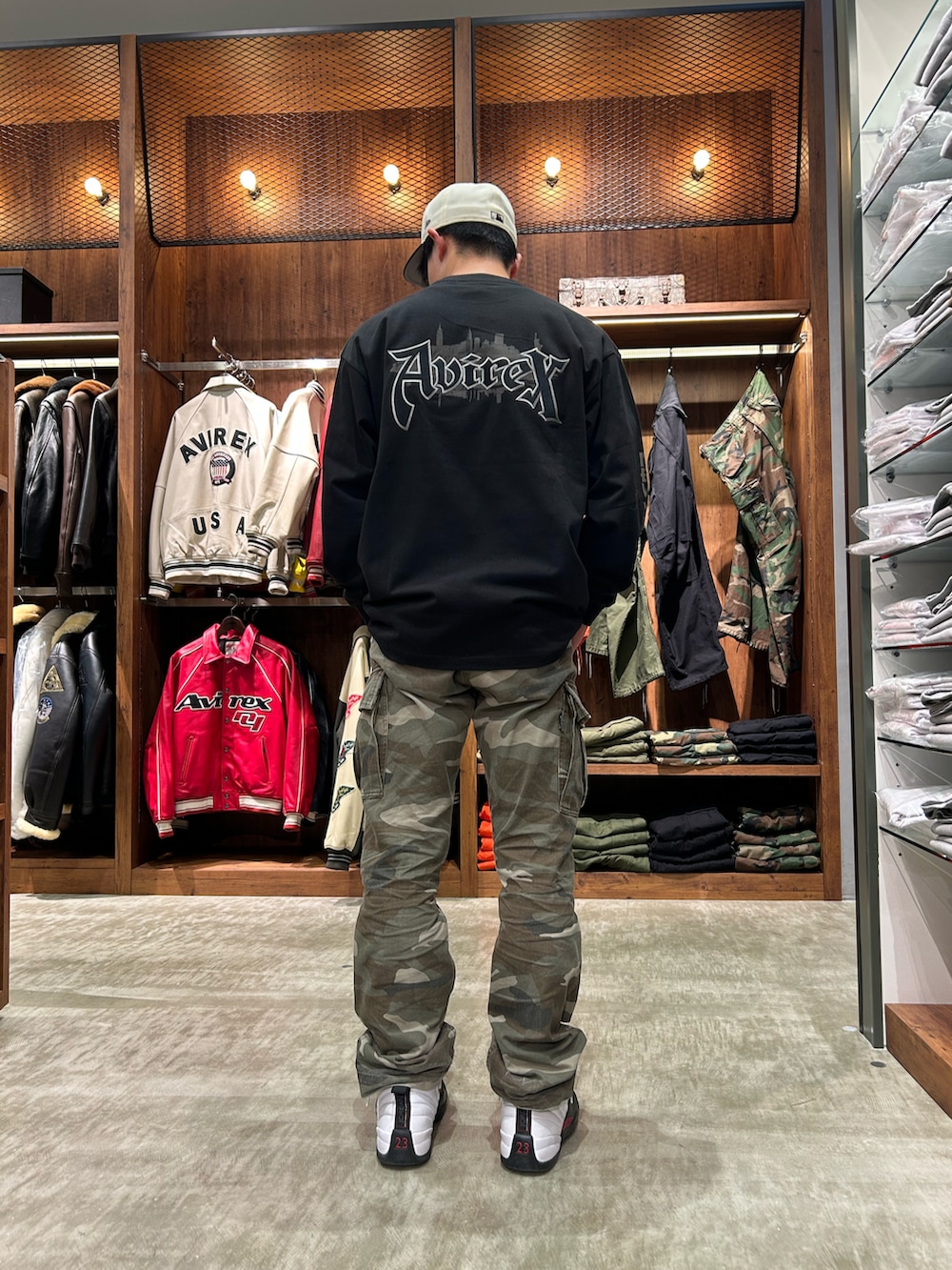 グリーン系のパンツ、ブラック系のTシャツ/カットソーを着用したメンズの秋コーディネートの2枚目の写真