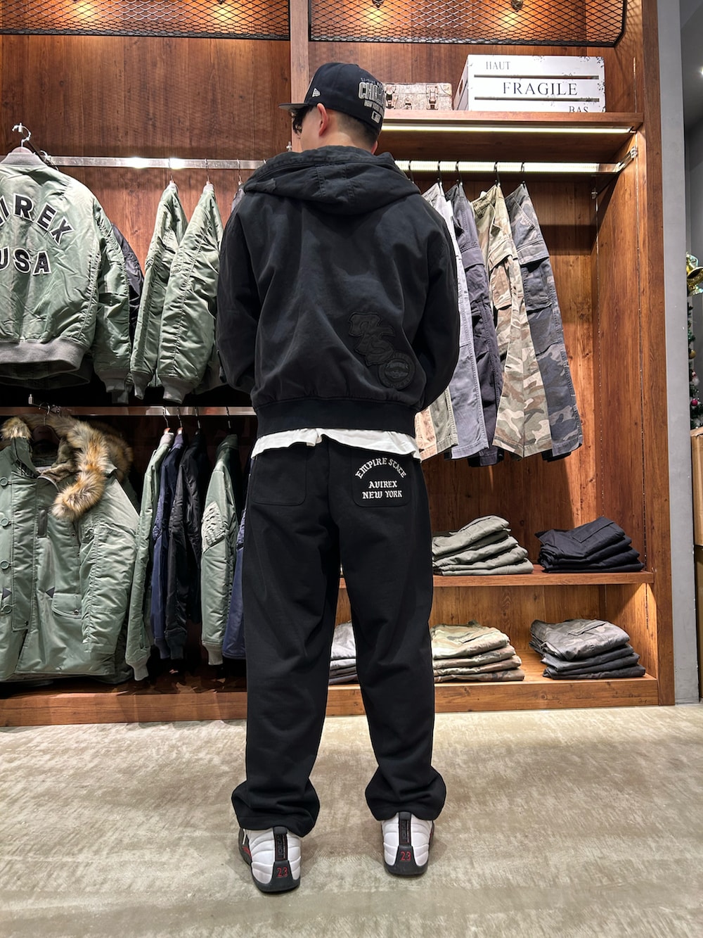 ブラック系のスウェットパンツ、ブラック系のパーカーを着用したメンズの冬コーディネートの2枚目の写真