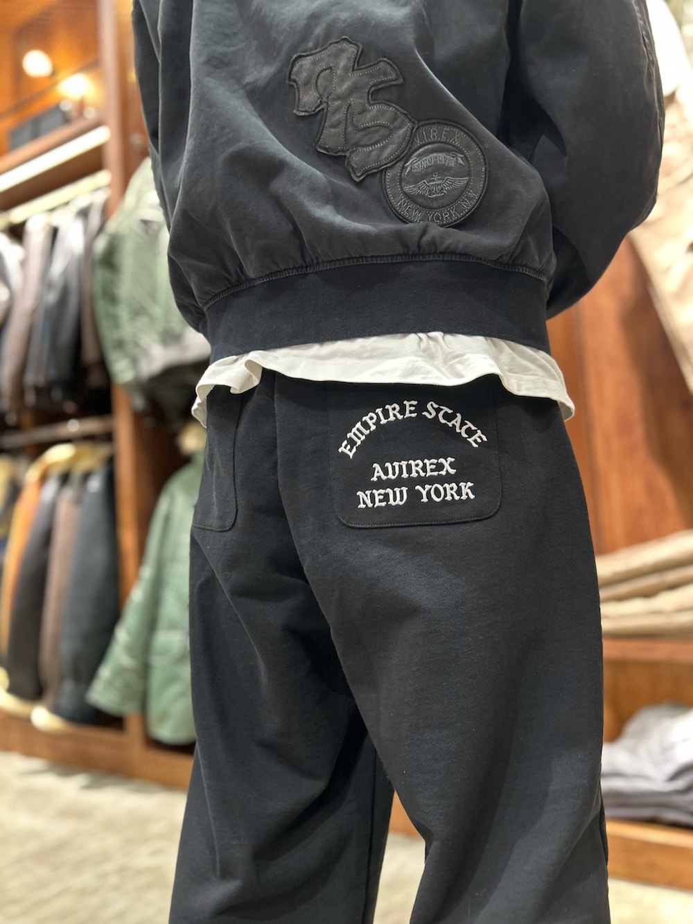 ブラック系のスウェットパンツ、ブラック系のパーカーを着用したメンズの冬コーディネートの3枚目の写真