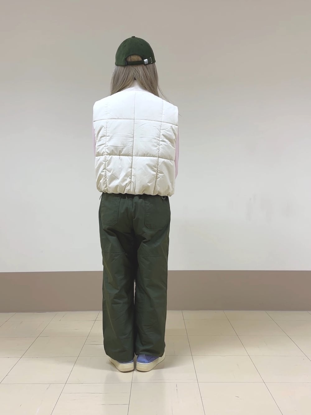 グリーン系のカーゴパンツ、パープル系のスニーカー、ホワイト系のトートバッグを着用したレディースの秋コーディネートの3枚目の写真