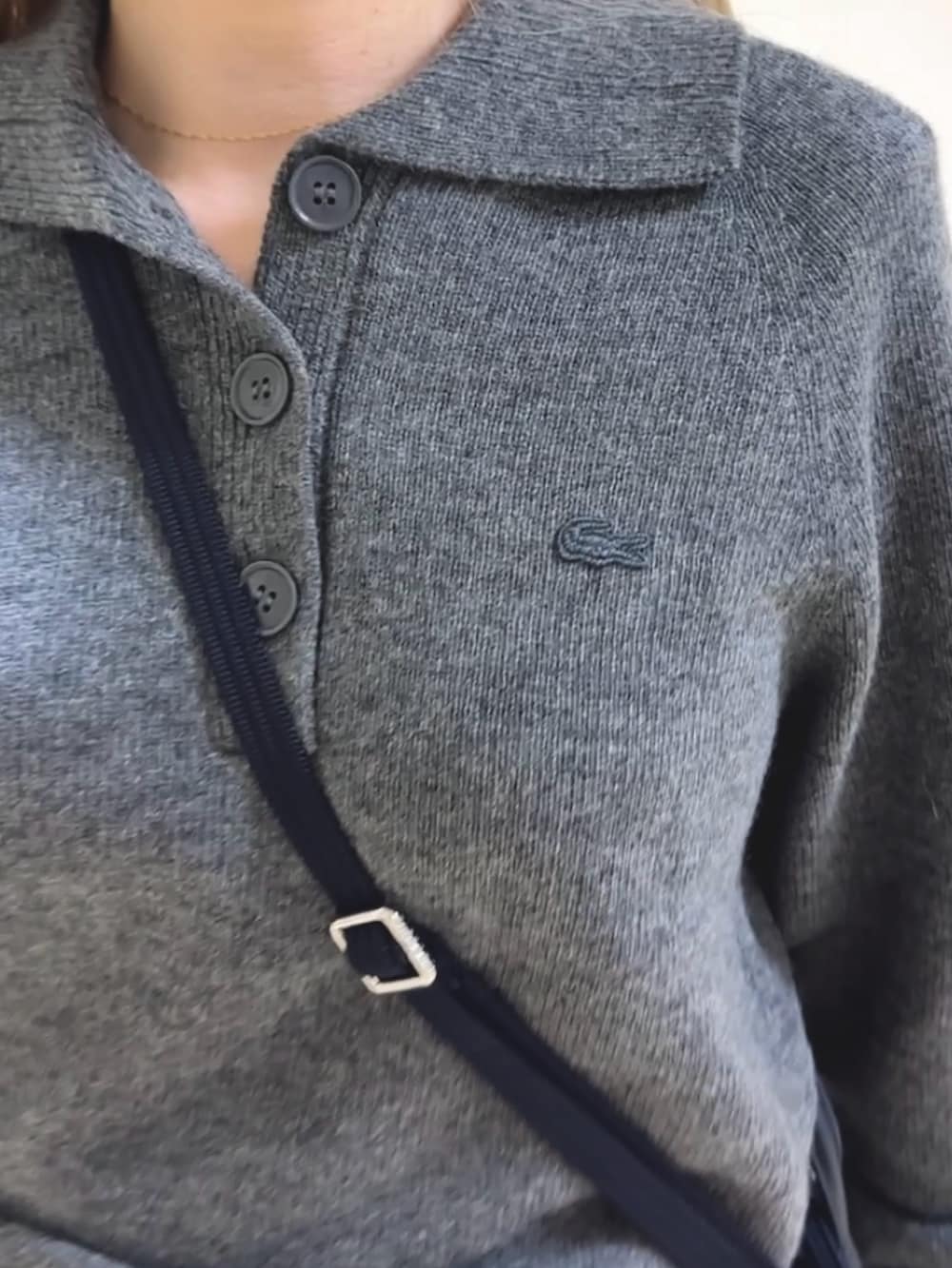 その他のショルダーバッグ、ブラック系のデニムパンツ、ピンク系のスニーカーを着用したレディースの秋コーディネートの5枚目の写真