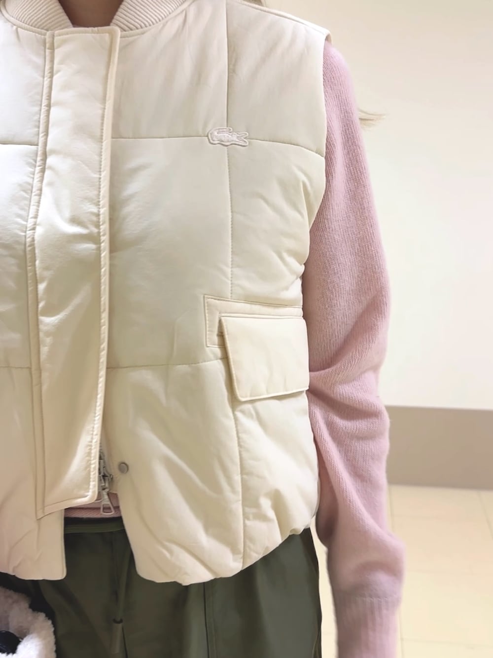 グリーン系のカーゴパンツ、パープル系のスニーカー、ホワイト系のトートバッグを着用したレディースの秋コーディネートの4枚目の写真