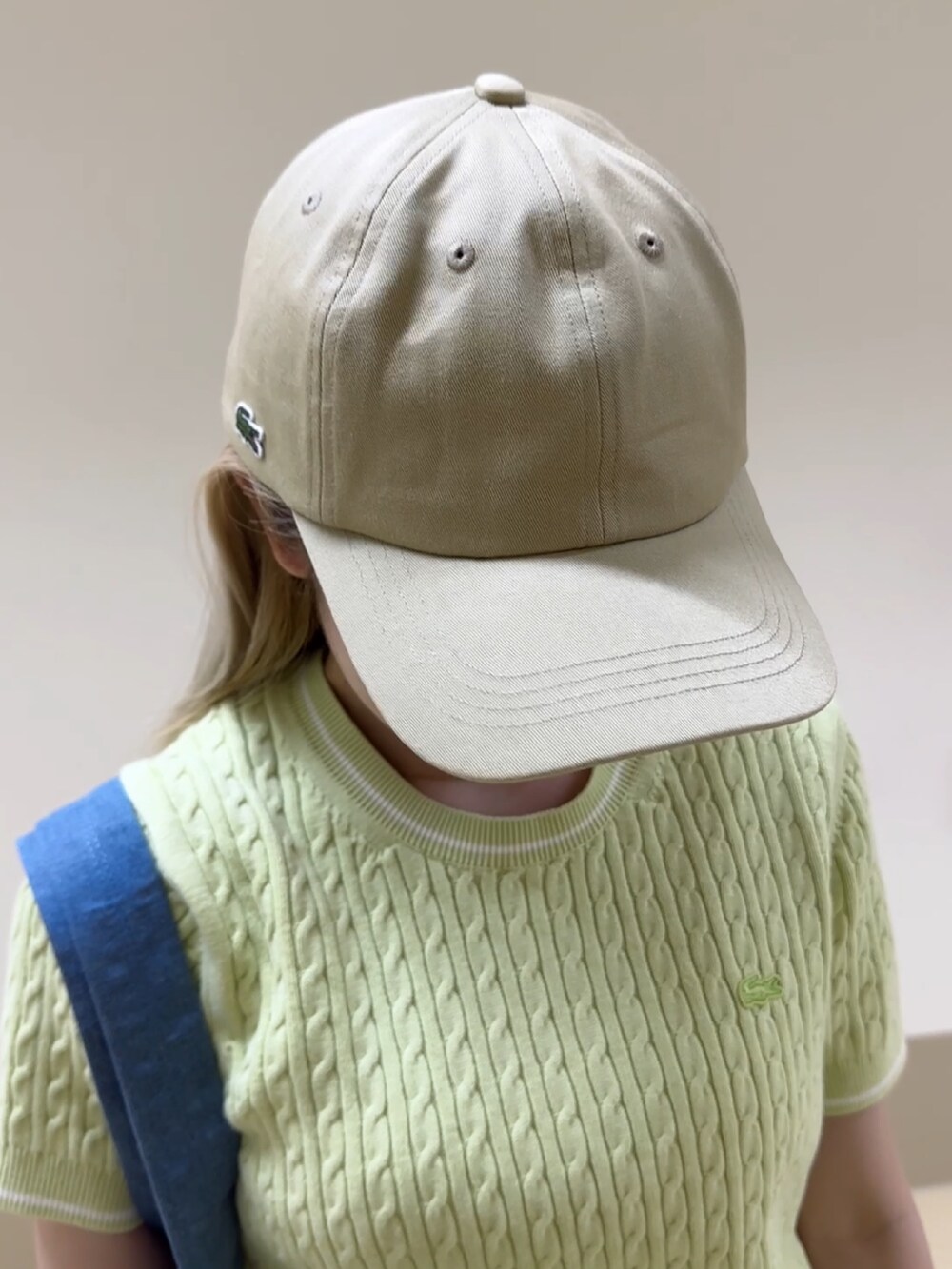 ベージュ系のチノパンツ、グリーン系のスニーカー、ブルー系のトートバッグを着用したレディースの夏コーディネートの4枚目の写真