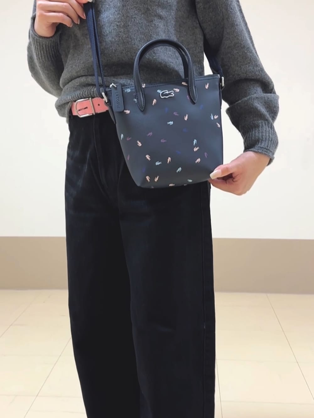 その他のショルダーバッグ、ブラック系のデニムパンツ、ピンク系のスニーカーを着用したレディースの秋コーディネートの3枚目の写真